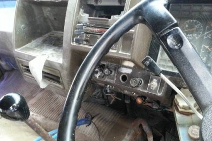 รถบรรทุก 10 ล้อดั๊มพ์ท้องเรือ ยี่ห้อ NISSAN ลงหัว HINO 2 เพลา 225 แรงม้า