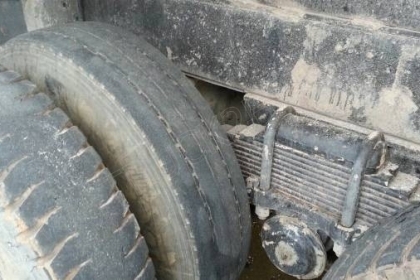 รถบรรทุก 10 ล้อดั๊มพ์ท้องเรือ ยี่ห้อ NISSAN ลงหัว HINO 2 เพลา 225 แรงม้า