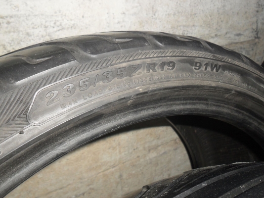 ยาง 235/35ZR19 ปี09 สวยๆ 4 เส้น ราคา 4400 บาท