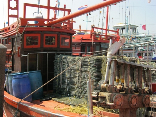 ขายเรือประมงสองลำพร้อมอุกรณ์ลอบปู