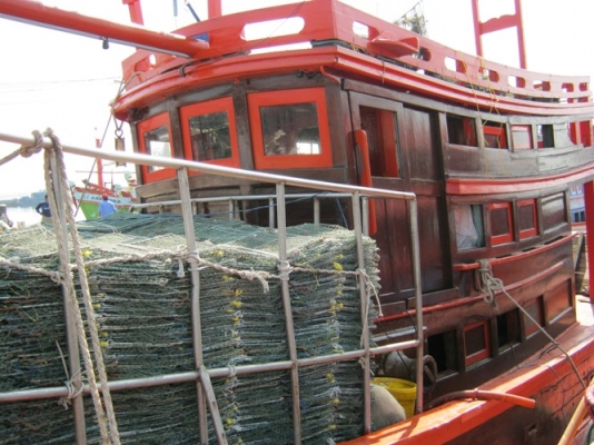 ขายเรือประมงสองลำพร้อมอุกรณ์ลอบปู