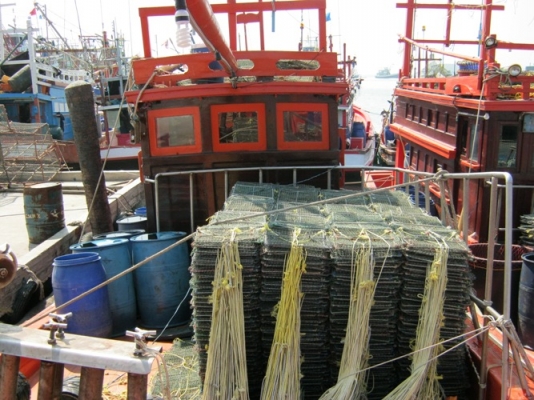 ขายเรือประมงสองลำพร้อมอุกรณ์ลอบปู