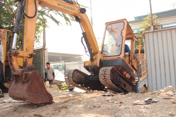 ขายแบคโฮ MITSUBISHI  MA03 PC30 4สูบ ตู้เก๋ง สภาพ 85\%-90\% ราคา 235,000บาท