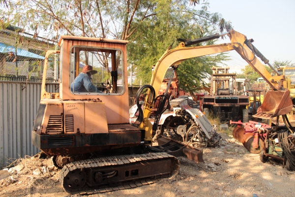 ขายแบคโฮ MITSUBISHI  MA03 PC30 4สูบ ตู้เก๋ง สภาพ 85\%-90\% ราคา 235,000บาท