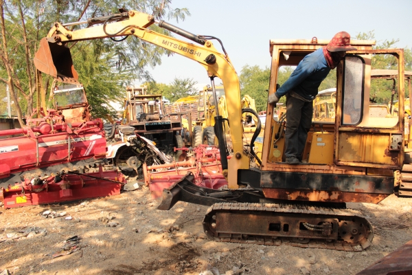 ขายแบคโฮ MITSUBISHI  MA03 PC30 4สูบ ตู้เก๋ง สภาพ 85\%-90\% ราคา 235,000บาท