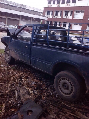 อีซูซุดราก้อนอายหัวเดียว. ปี 2001. เเยกได้ทุกชิ้นมีอีกหลายคัน หลายยี่ห้อ