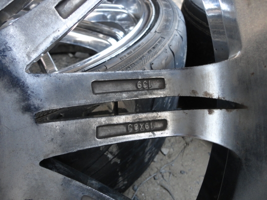 ขายล้อแม๊กขอบ19 วีไอพี 6500 บาท 4 วง แตก 1วง