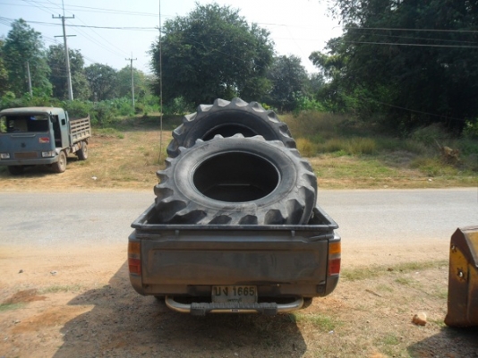 คุณชัย เพชรบุรี มารับแล้วครับ ยางหลังรถไถ ไฟร์สโตน 18.4-30 ถอด\% ดอกสูงโครงสวยไม่มีแผล คู่ละ17,000ลดเหลือ15,000