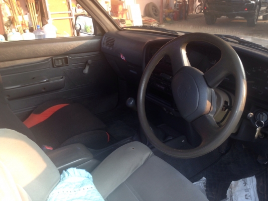 TOYOTA HILUX MIGHTY-X EXTRACAB 2.5 MT ปี 36 รถสวยสภาพดีพร้อมใช้งานได้เลย เครื่องแน่นแรงดีไม่มีเยิ้ม ภายในเก๋งคอนโซลสวยครบ เบาะไม่มีขาด พวงมาลัยธรรมดา แอร์เย็น ภายนอกกระบะสวยเดิมไม่มีผุ ช่วงล่างคัชซีสวย ยางสภาพดี 4 เส้นประมาณ 60\% พร้อมใช้งาน ราคาต่อรองได้ค