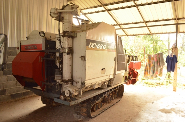 รถเกี่ยวข้าว kubota รถเกี่ยวข้าว kubota