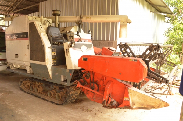 รถเกี่ยวข้าว kubota รถเกี่ยวข้าว kubota