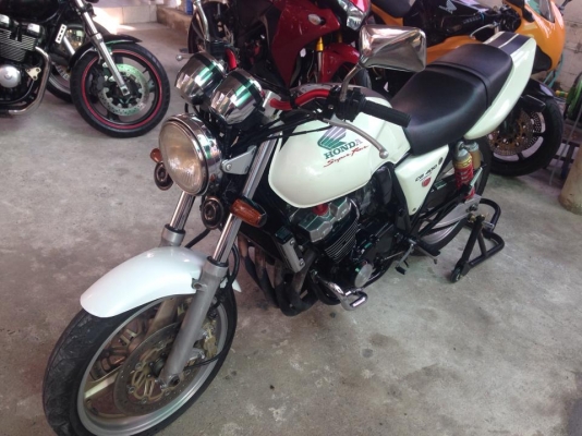 CB 400 ปี98 V.S ตัวฉลองครบครอบ50ปี มีแค่500คันทั่วโลก CB 400 ปี98 V.S ตัวฉลองครบครอบ50ปี มีแค่500คันทั่วโลก