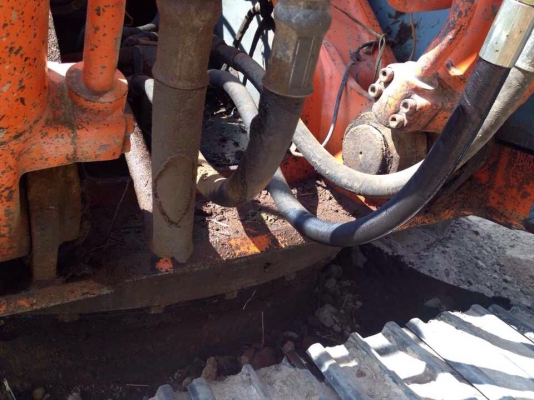 HITACHI EX 200-3 รถสวยสภาพดีสุดๆครับ ไฟฟ้าหน้าจออยู่ครบ ภายในเก๋งแอร์เย็น สะอาดดี เครื่องเดิมปั๊มเดิมแห้งแรงดี ภายนอกบอดี้สวยบูมอาร์มไม่มีปะไม่มีดามเลย ช่วงล่างเต็มดีประมาณ 70\% พร้อมทำงานได้เลย เอกสารเล่มทะเบียนภาษีครบพร้อมโอน ราคาต่อรองได้ครับ