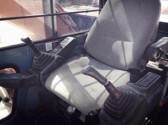 HITACHI EX 200-3 รถสวยสภาพดีสุดๆครับ ไฟฟ้าหน้าจออยู่ครบ ภายในเก๋งแอร์เย็น สะอาดดี เครื่องเดิมปั๊มเดิมแห้งแรงดี ภายนอกบอดี้สวยบูมอาร์มไม่มีปะไม่มีดามเลย ช่วงล่างเต็มดีประมาณ 70\% พร้อมทำงานได้เลย เอกสารเล่มทะเบียนภาษีครบพร้อมโอน ราคาต่อรองได้ครับ