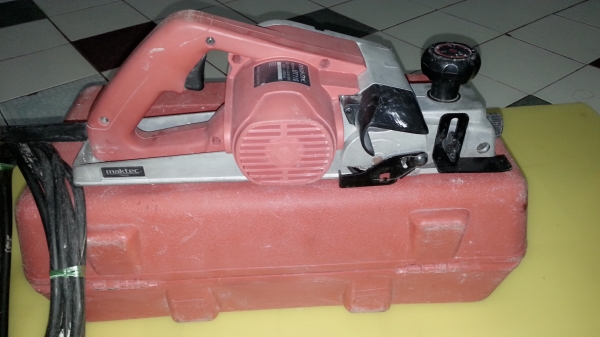 ขายกบไฟฟ้าหน้า3ยี่ห้อmaktecสภาพดีมากๆมีกล่องเก็บเรียบร้อยของแท้ๆ(750W) ขายกบไฟฟ้าหน้า3ยี่ห้อmaktecสภาพดีมากๆมีกล่องเก็บเรียบร้อยของแท้ๆ(750W)