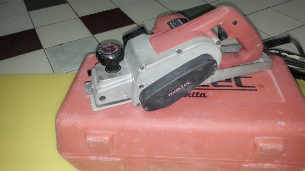 ขายกบไฟฟ้าหน้า3ยี่ห้อmaktecสภาพดีมากๆมีกล่องเก็บเรียบร้อยของแท้ๆ(750W) ขายกบไฟฟ้าหน้า3ยี่ห้อmaktecสภาพดีมากๆมีกล่องเก็บเรียบร้อยของแท้ๆ(750W)