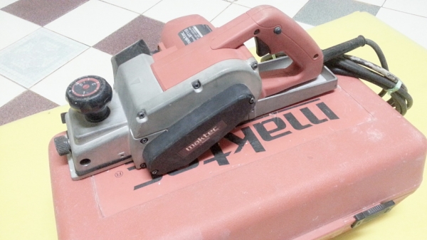 ขายกบไฟฟ้าหน้า3ยี่ห้อmaktecสภาพดีมากๆมีกล่องเก็บเรียบร้อยของแท้ๆ(750W)