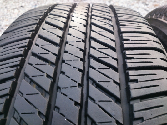 ขายยาง บริสโตร์ 265/65R17 ยางสัปดาห์ที่47 ปี12 ดอกยางนิ่มลึกเท่ากันใช้งานน้อยไม่แตกลายสภาพยาง95\% (ไม่มีปะ) จำนวน 1 ชุด