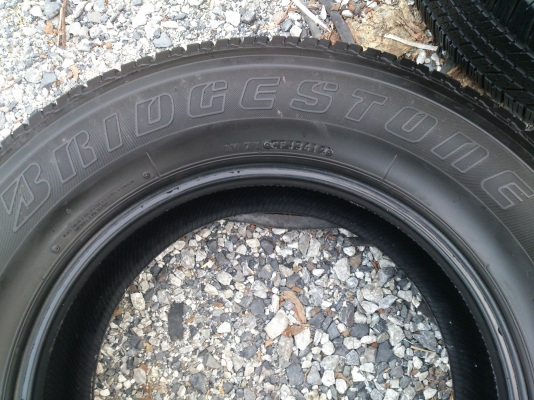 ขายยาง บริสโตร์ 265/65R17 ยางสัปดาห์ที่47 ปี12 ดอกยางนิ่มลึกเท่ากันใช้งานน้อยไม่แตกลายสภาพยาง95\% (ไม่มีปะ) จำนวน 1 ชุด