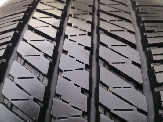 ขายยาง บริสโตร์ 265/65R17 ยางสัปดาห์ที่47 ปี12 ดอกยางนิ่มลึกเท่ากันใช้งานน้อยไม่แตกลายสภาพยาง95\% (ไม่มีปะ) จำนวน 1 ชุด