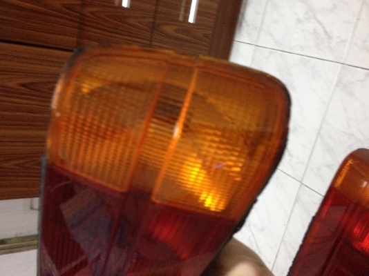 ขายไฟท้าย bmw e30 แท้ ไฟ2ชั้น 1คู่ สภาพดี ราคา2300บาท โทร0875077464โส กทม