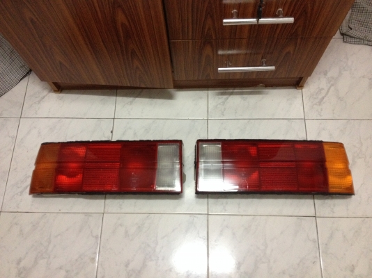 ขายไฟท้าย bmw e30 แท้ ไฟ2ชั้น 1คู่ สภาพดี ราคา2300บาท โทร0875077464โส กทม