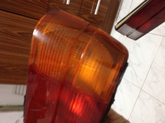 ขายไฟท้าย bmw e30 แท้ ไฟ2ชั้น 1คู่ สภาพดี ราคา2300บาท โทร0875077464โส กทม