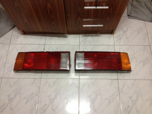 ขายไฟท้าย bmw e30 แท้ ไฟ2ชั้น 1คู่ สภาพดี ราคา2300บาท โทร0875077464โส กทม