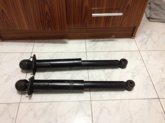 ขายโช็คอัฟใส่ bmw e30 สภาพดี 1คู่ ราคา1200บาท โทร0875077464โส