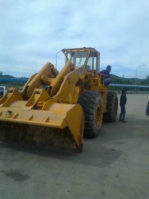 รถตักล้อยาง นาวา KLD 85 Z-1 เครื่อง PE เมอร์โบบิสสันเกียร์ทอค สภาพใช้งานได้ มีสีนกระบอกยาวยก รั่ว เบรคจิ๊ฟฟี่ ต้องเช็คเอกสารสัญญาซื้อขายทั่วไปเกียร์ทอคอยู่ในสภาพปกติเครื่องดี 80 \% ยาง 50 \% บู๊ทระบบข้อต่อมีหลวมนิดหน่อย