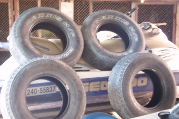 ขายยาง4เส้น ขอบ15 ดอกเต็ม ไม่แตกไม่บวม ไม่แพง