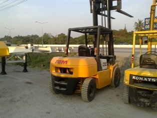 ขายรถยก4ตันT.C.M FD40Z7    (หรือแลก4.5เสาสูง ดีเซล)  T.0894071471