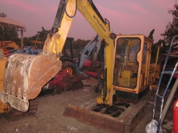 ขาย- รถขุด รถแบคโฮ MITSUBISHI: MA03 (PC 30) เครื่อง MITSU 4 สูบ พร้อมตู้เก๋ง