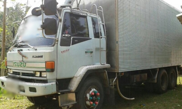 รถอีซูซุ 10 ล้อ ตู้เย็น  195 แรงม้า.  สนใจติดต่อ 081 - 6079515