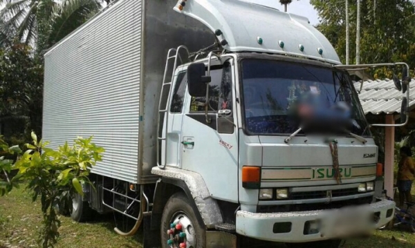 รถอีซูซุ 10 ล้อ ตู้เย็น  195 แรงม้า.  สนใจติดต่อ 081 - 6079515