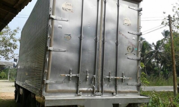 รถอีซูซุ 10 ล้อ ตู้เย็น  195 แรงม้า.  สนใจติดต่อ 081 - 6079515