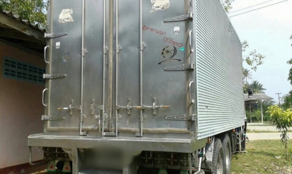 รถอีซูซุ 10 ล้อ ตู้เย็น  195 แรงม้า.  สนใจติดต่อ 081 - 6079515