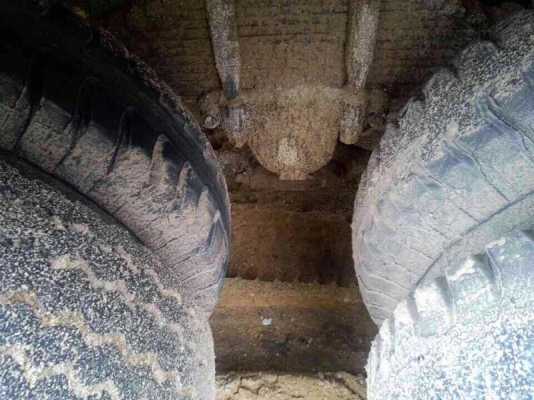 รถอีซูซุ 10 ล้อดั้ม 240 แรงม้า. สนใจติดต่อ 081 - 6079515