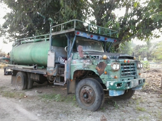 ขายรถบรรทุกน้ำใช้ทางการเกษตรมีเครื่อง และหัวฉีดน้ำพร้อม