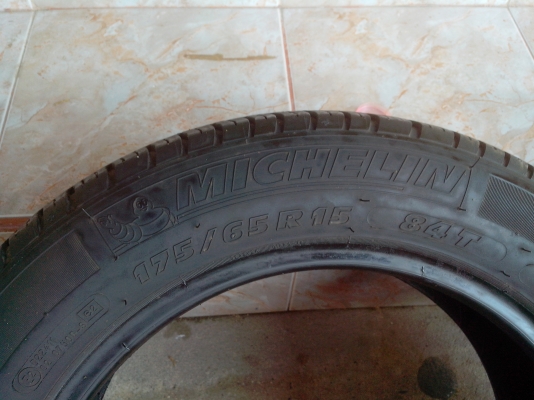 ขายยางมิชลิน 175/65/15 มือสอง ดอกยางเยาะ ปี11