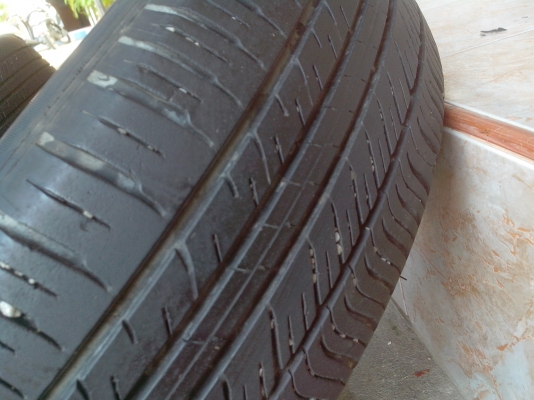 ขายยางมิชลิน 175/65/15 มือสอง ดอกยางเยาะ ปี11