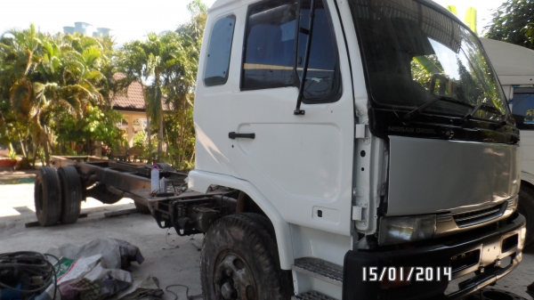 ขายด่วน รถห้าง 6 ล้อ NISSAN PKB 454  220 แรง terbo ปี 48 หัว-คัสซี่ยาว 7.50 เมตร ราคา 790000