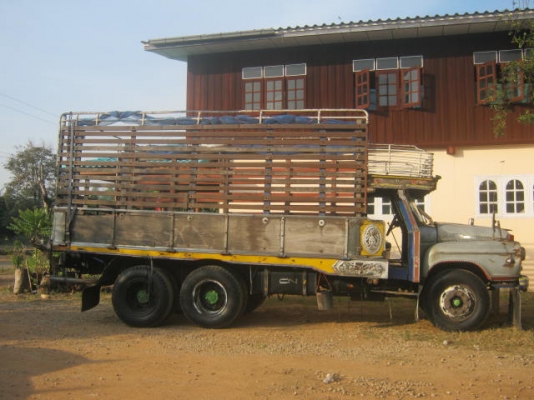 รถ6ล้อหัวยาว