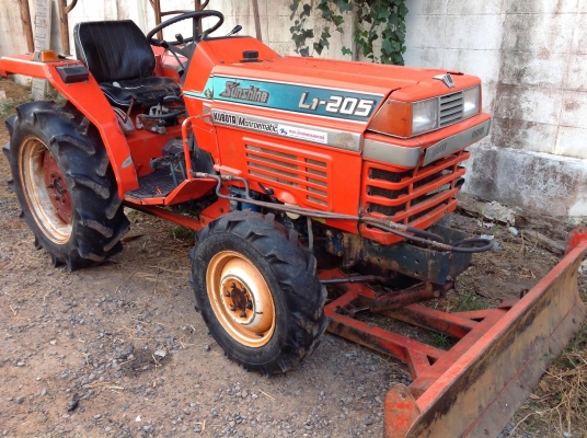 แทรกเตอร์คูโบต้า  L1  205  สภาพดีเยี่ยม พร้อมใช้งาน มีผานดันหน้าและผานหลัง