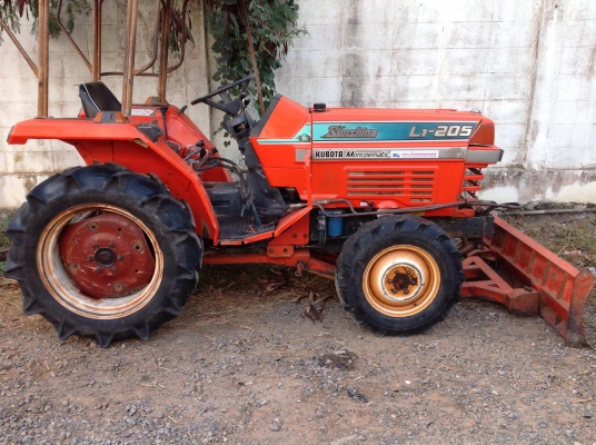 แทรกเตอร์คูโบต้า  L1  205  สภาพดีเยี่ยม พร้อมใช้งาน มีผานดันหน้าและผานหลัง