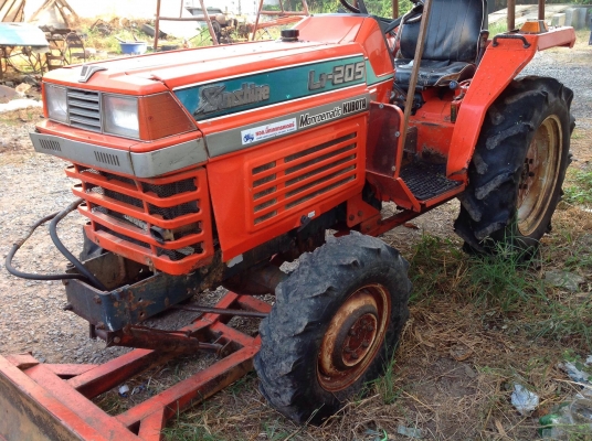 แทรกเตอร์คูโบต้า  L1  205  สภาพดีเยี่ยม พร้อมใช้งาน มีผานดันหน้าและผานหลัง