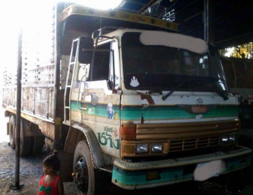***ขายแล้วครับขอบคุณ Truck2hand ขาย10ล้อเพลาเดียว HINO FL186 HO7C 185HP เครื่องเดิมเกียร์เดิม เครื่องแน่นดี แรง ช่วงล่างเดิมคัสซีสวยไม่ปะไม่ดาม กระบะล่องพื้นไม้คอกไม้สภาพดี ไม่ผุ หัวบางเดิมมีสีแตกสีลอกบ้าง ภายในดีคอนโซลครบ เบรคทริฟฟี่ พ.พาวเวอร์ ยางคู่หน้