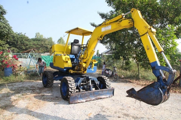 ขายรถแมคโครเล็กล้อยาง 3 แสนบาท