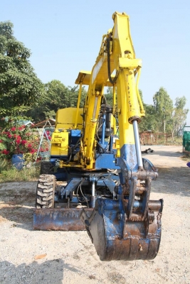 ขายรถแมคโครเล็กล้อยาง 3 แสนบาท