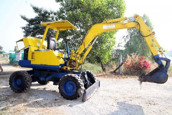 ขายรถแมคโครเล็กล้อยาง 3 แสนบาท